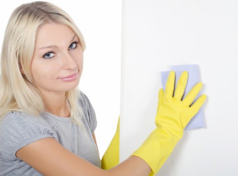 Local cleaner preparing a Greenwich Airbnb for guest check-in